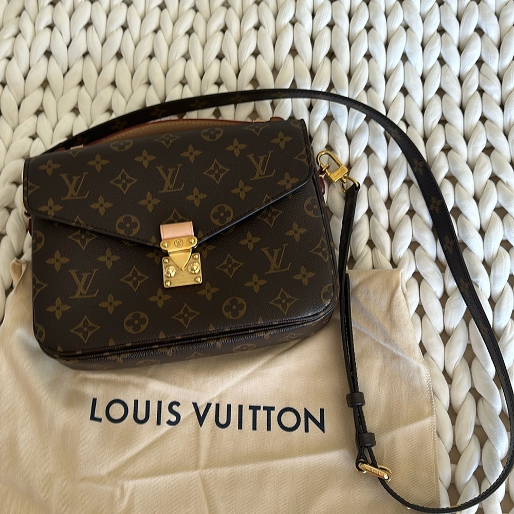 Like NEW Authentic Louis Vuitton Pochette Metis bag